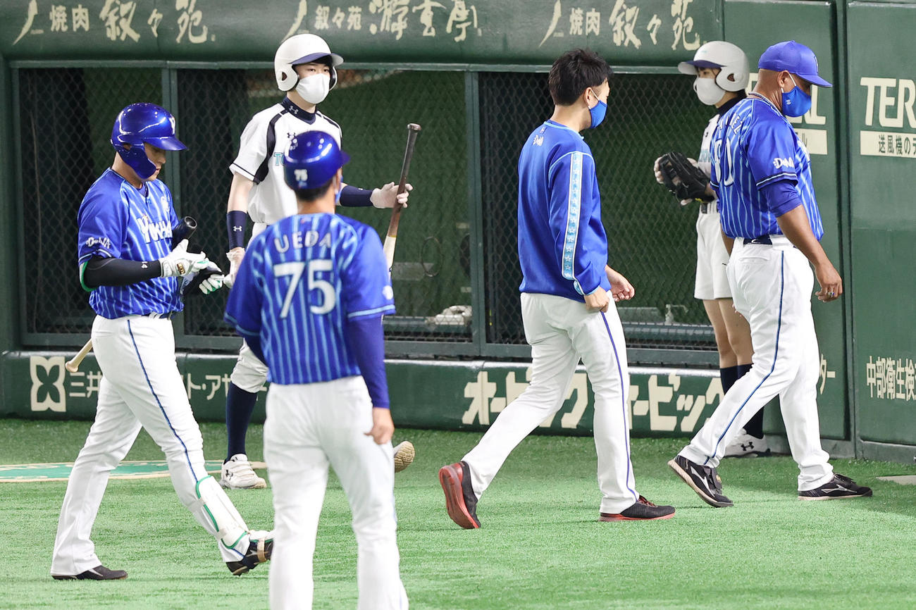 巨人対DeNA　8回表DeNA2死、佐野（左端）が三振に倒れ交代を告げたラミレス監督（右端）はうつむく（撮影・垰建太）
