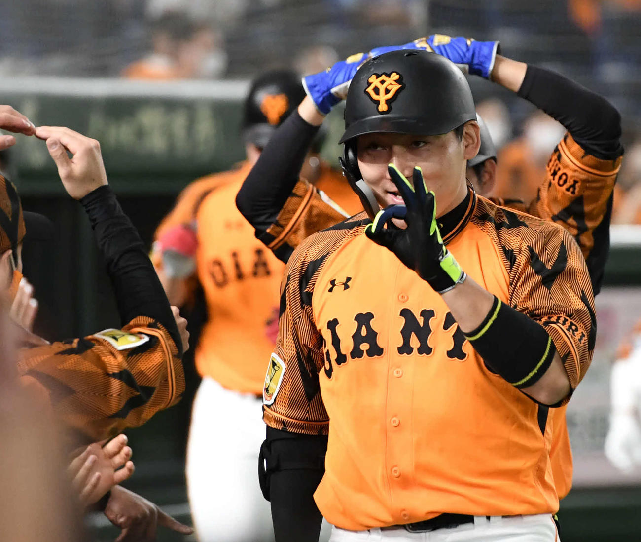 巨人対DeNA　3回裏巨人1死一、三塁、3点本塁打を放った丸は丸ポーズを決める（撮影・山崎安昭）