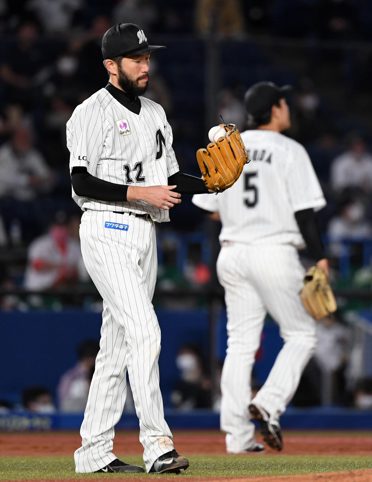 ロッテ対オリックス　4回表ロッテ無死一、三塁、大下に左前適時打を浴び肩を落とす石川歩（左）（撮影・横山健太）