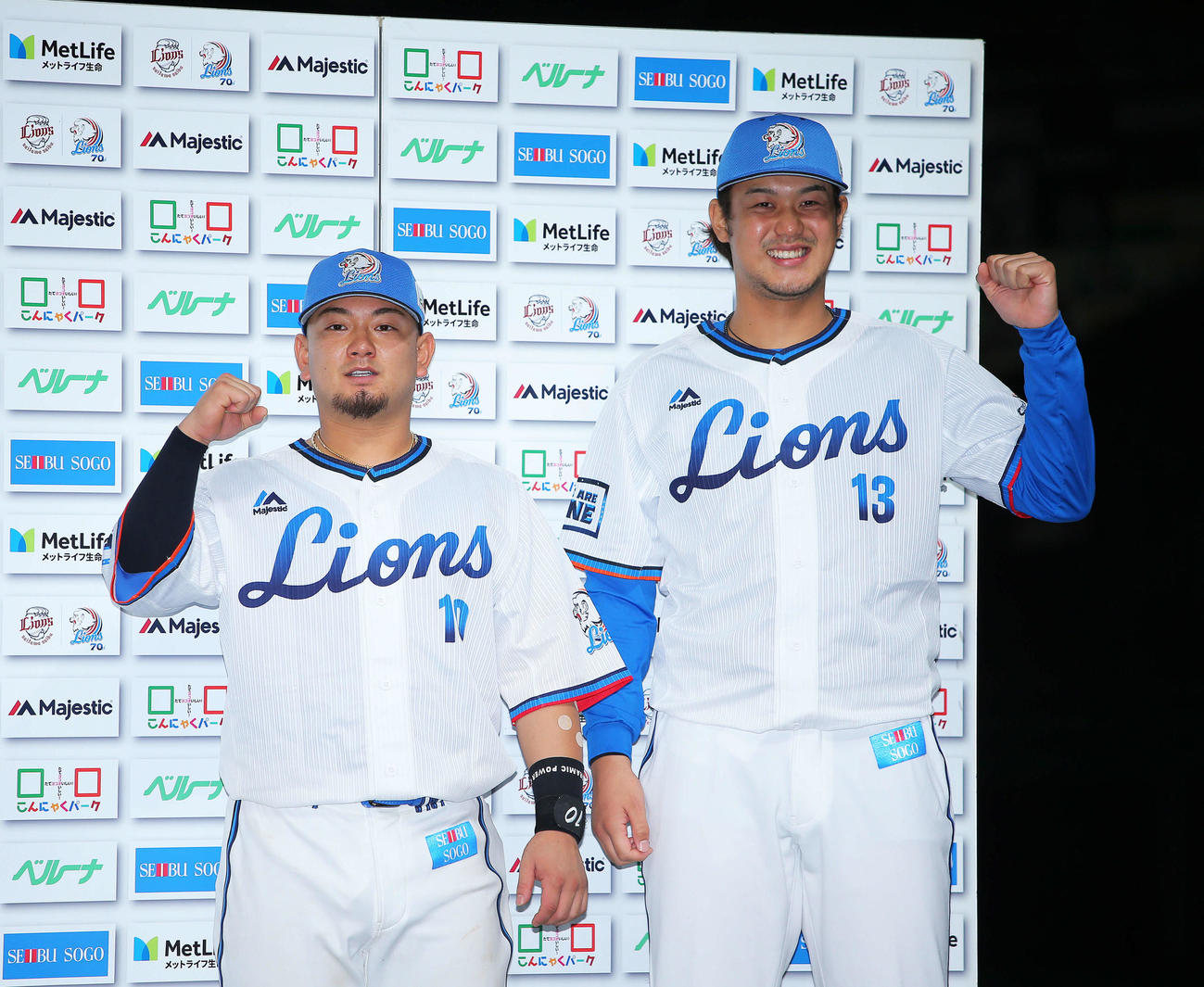 西武対ソフトバンク　ソフトバンクに勝利し、ガッツポーズで写真に納まる森（左）と高橋光（撮影・河田真司）