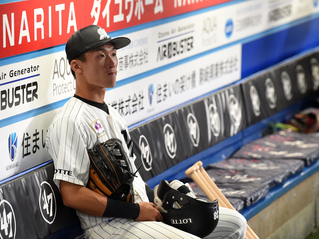ロッテ対オリックス　試合後、悔しげな表情でスコアボードを見つめるロッテ高部（撮影・横山健太）