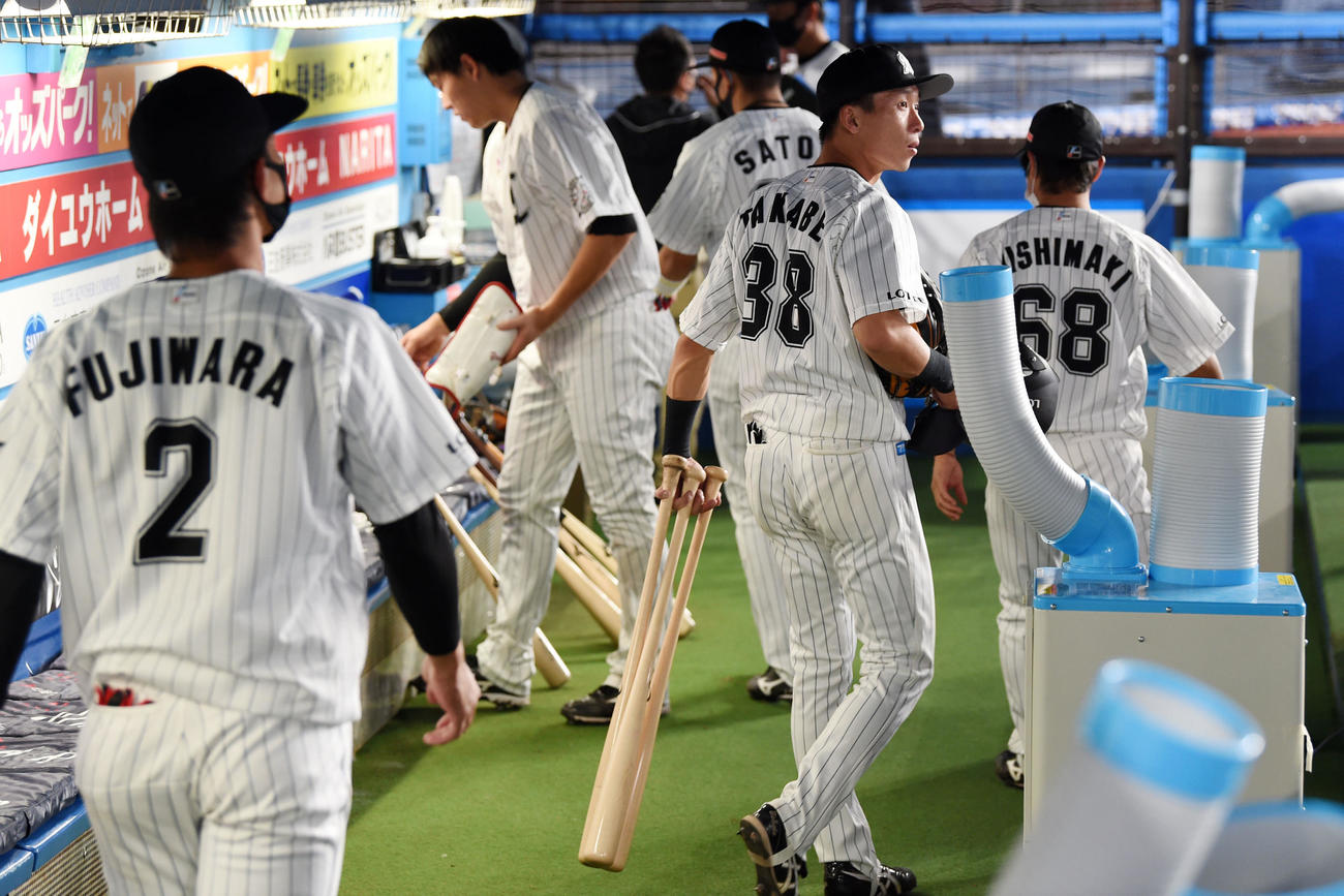 ロッテ対オリックス　試合後、悔しげな表情でスコアボードを見つめベンチを後にする高部（右から2人目）らロッテナイン（撮影・横山健太）
