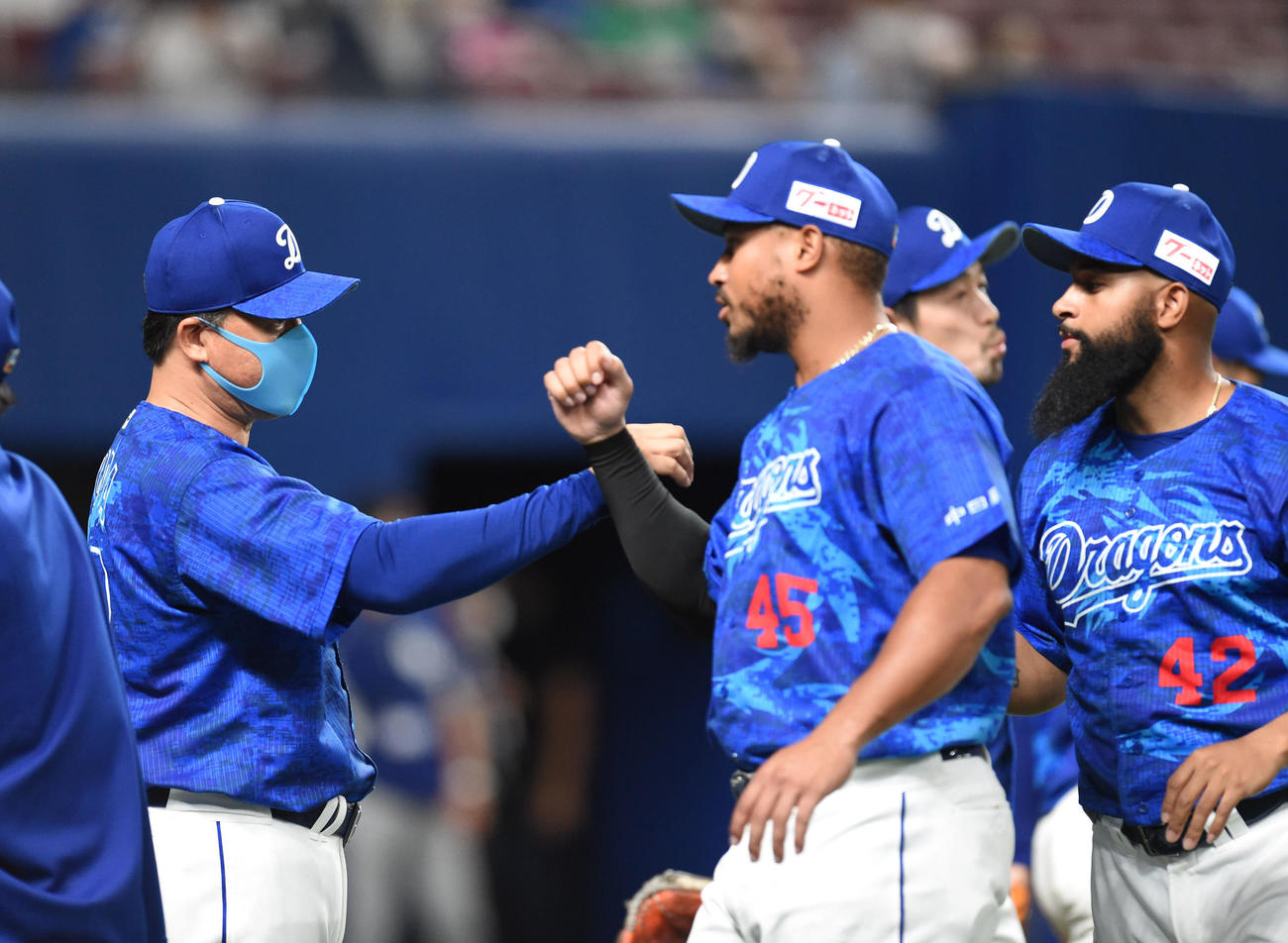 プロ野球中日対ヤクルト　試合終了、モイセ・シエラ、ソイロ・アルモンテらを迎える与田剛監督（撮影・森本幸一）