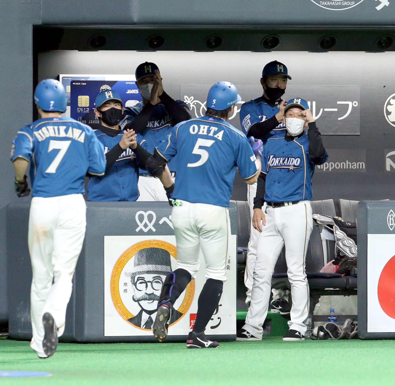 日本ハム対楽天　5回裏日本ハム1死二、三塁、逆転となる左越え3点本塁打を放った大田を出迎える栗山監督（右）（撮影・佐藤翔太）