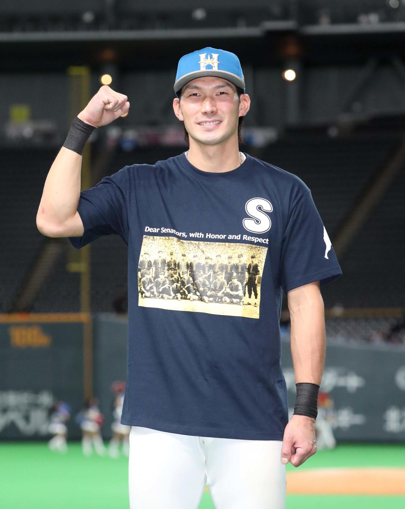 日本ハム対楽天　試合終了後、球団創立10000試合を記念したTシャツを着ながら記念撮影に応じる日本ハム大田（撮影・佐藤翔太）