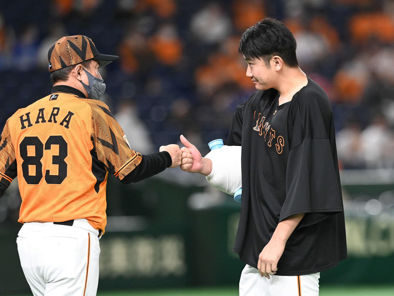 巨人対DeNA　開幕から13連勝でプロ通算100勝目となった巨人菅野（右）は原監督とグータッチ（撮影・山崎安昭）