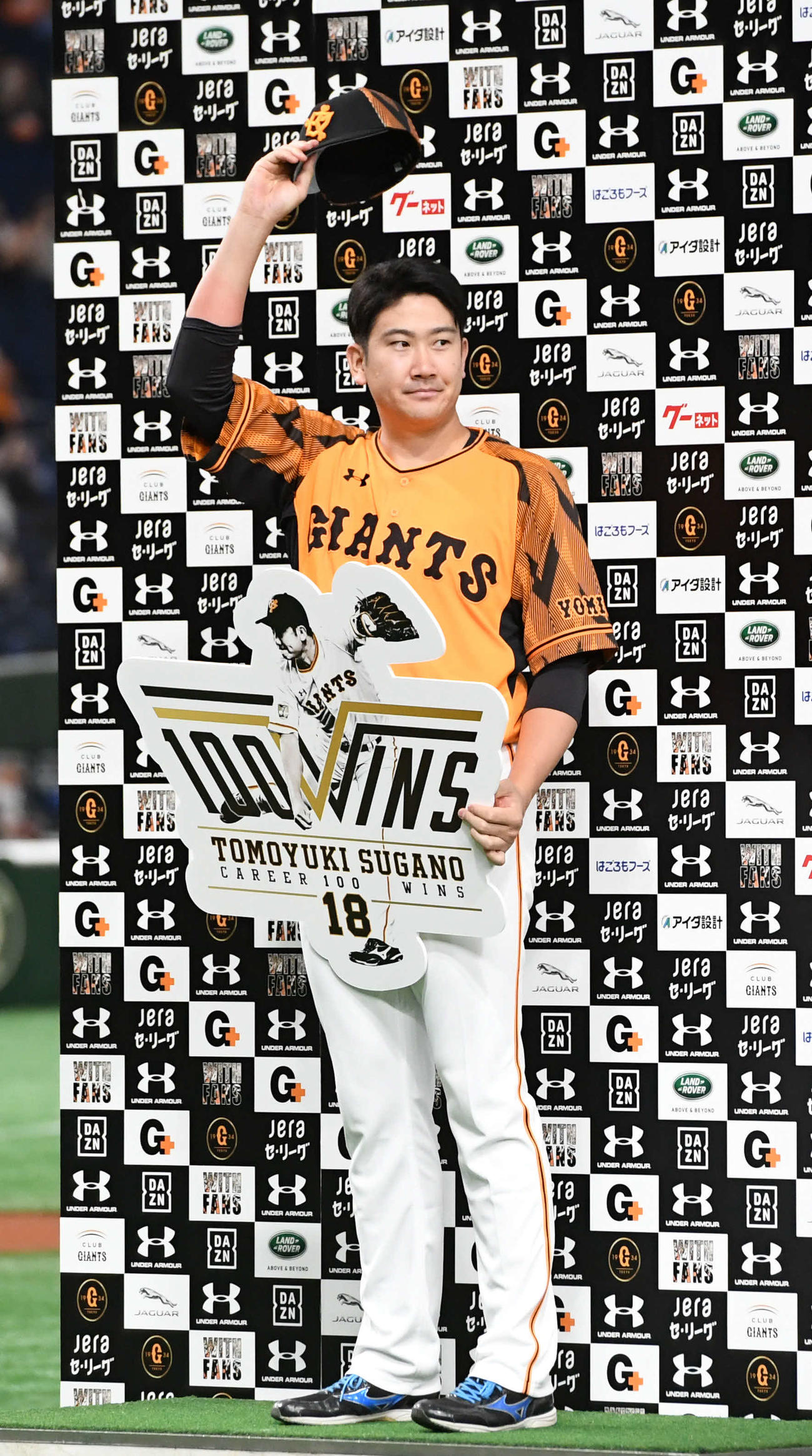 巨人対DeNA　開幕から13連勝でプロ通算100勝目となった巨人菅野はお立ち台で声援に応える（撮影・山崎安昭）