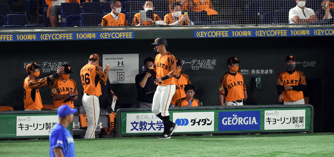 巨人対DeNA　1回裏巨人1死一、三塁、岡本の先制の適時二塁打から生還した三走吉川尚（手前）はナインから祝福される（撮影・滝沢徹郎）