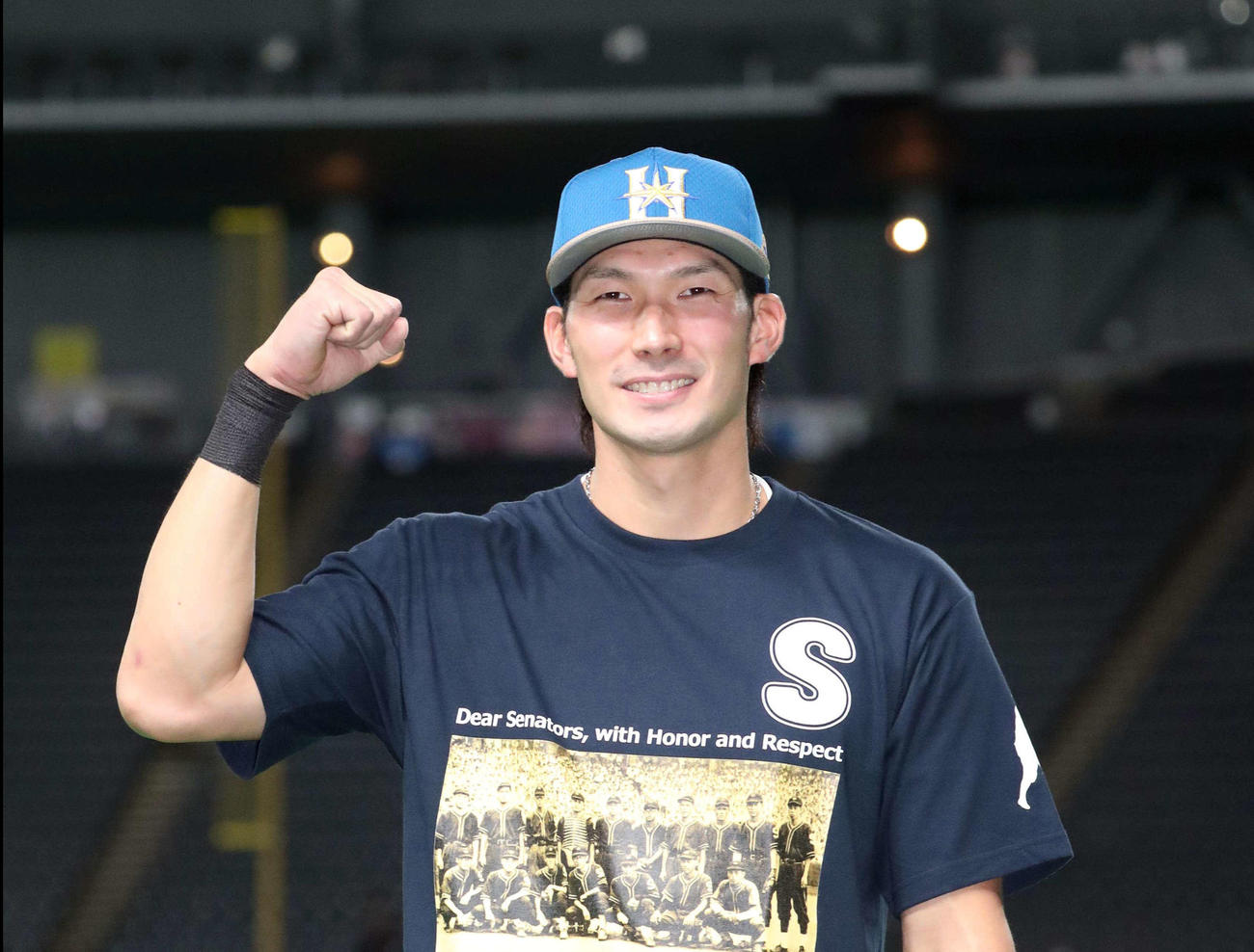日本ハム対楽天　試合終了後、球団創立10000試合を記念したTシャツを着ながら記念撮影に応じる日本ハム大田（撮影・佐藤翔太）