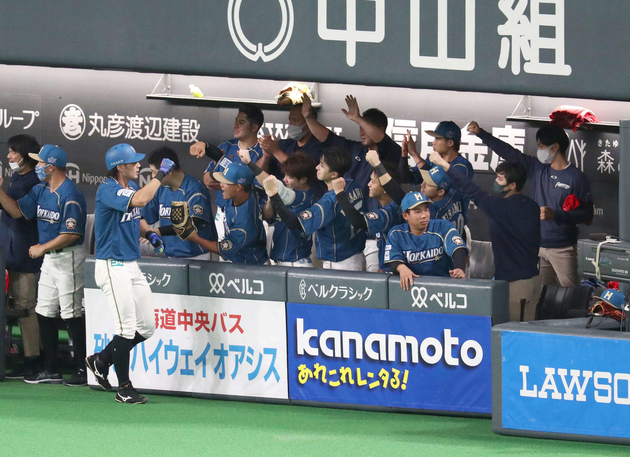 日本ハム対楽天　5回裏日本ハム1死二、三塁、左越え3点本塁打を放った大田はナインに出迎えられる（撮影・黒川智章）