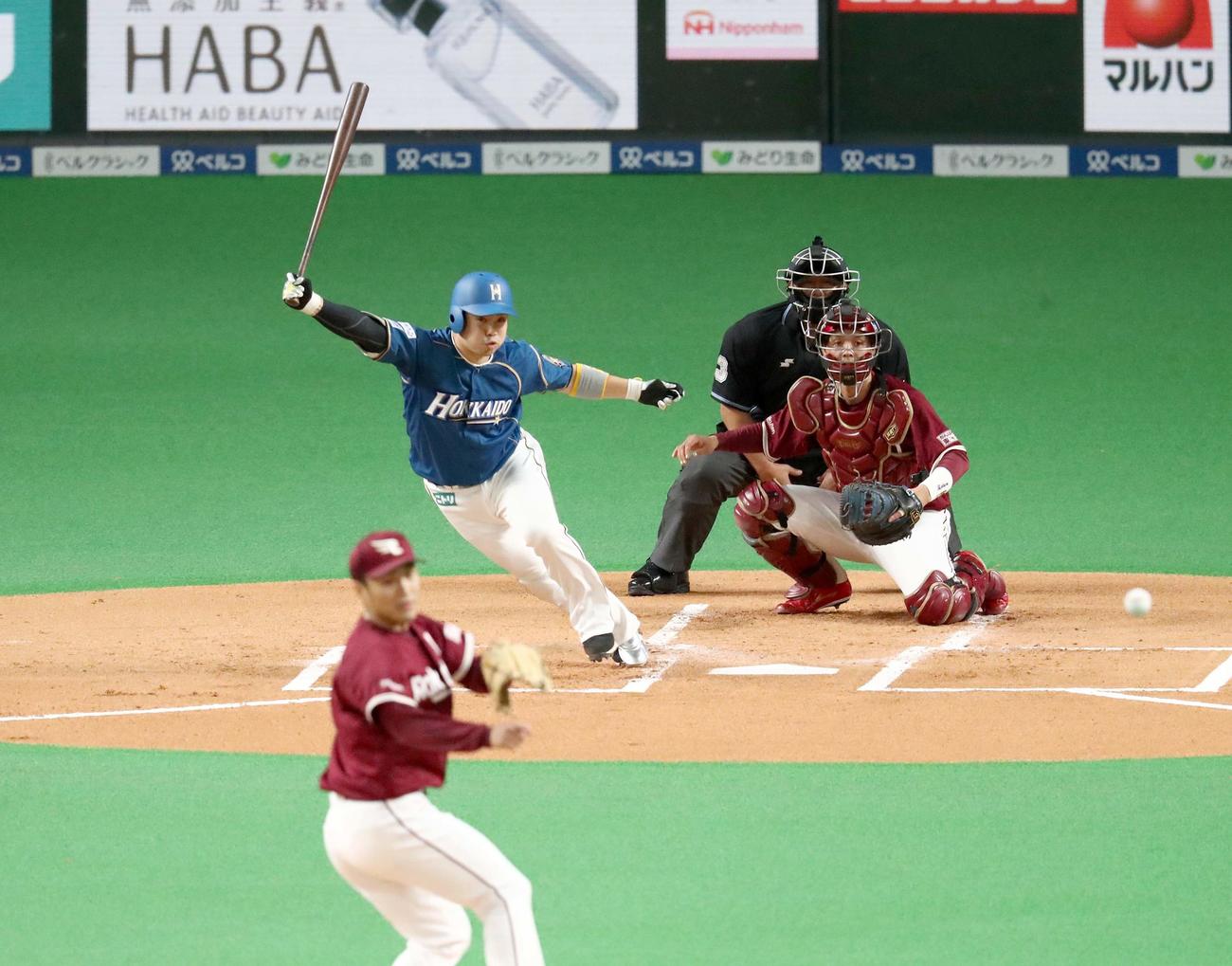 日本ハム対楽天　1回裏日本ハム2死二塁、中前適時打を放つ近藤（撮影・黒川智章）