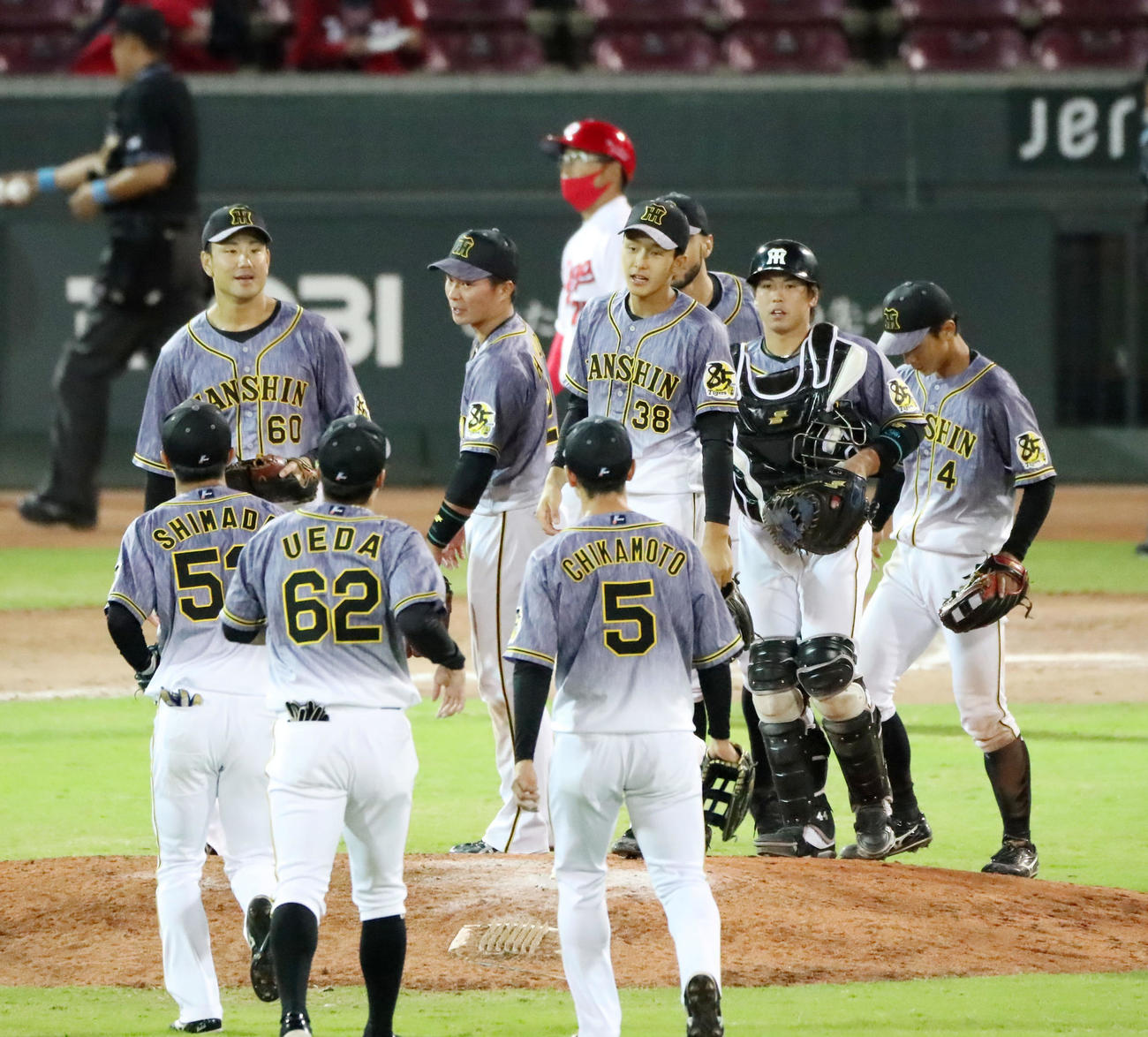 広島対阪神　延長戦を勝ちきれず広島と引き分けた阪神ナイン（撮影・加藤哉）