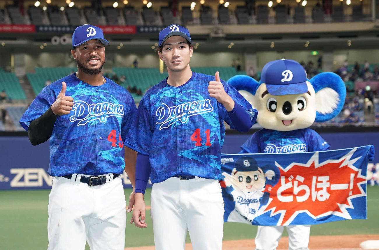 中日対ヤクルト　ヒーローインタビュー後ポーズを決めるシエラ（左）と勝野（撮影・森本幸一）