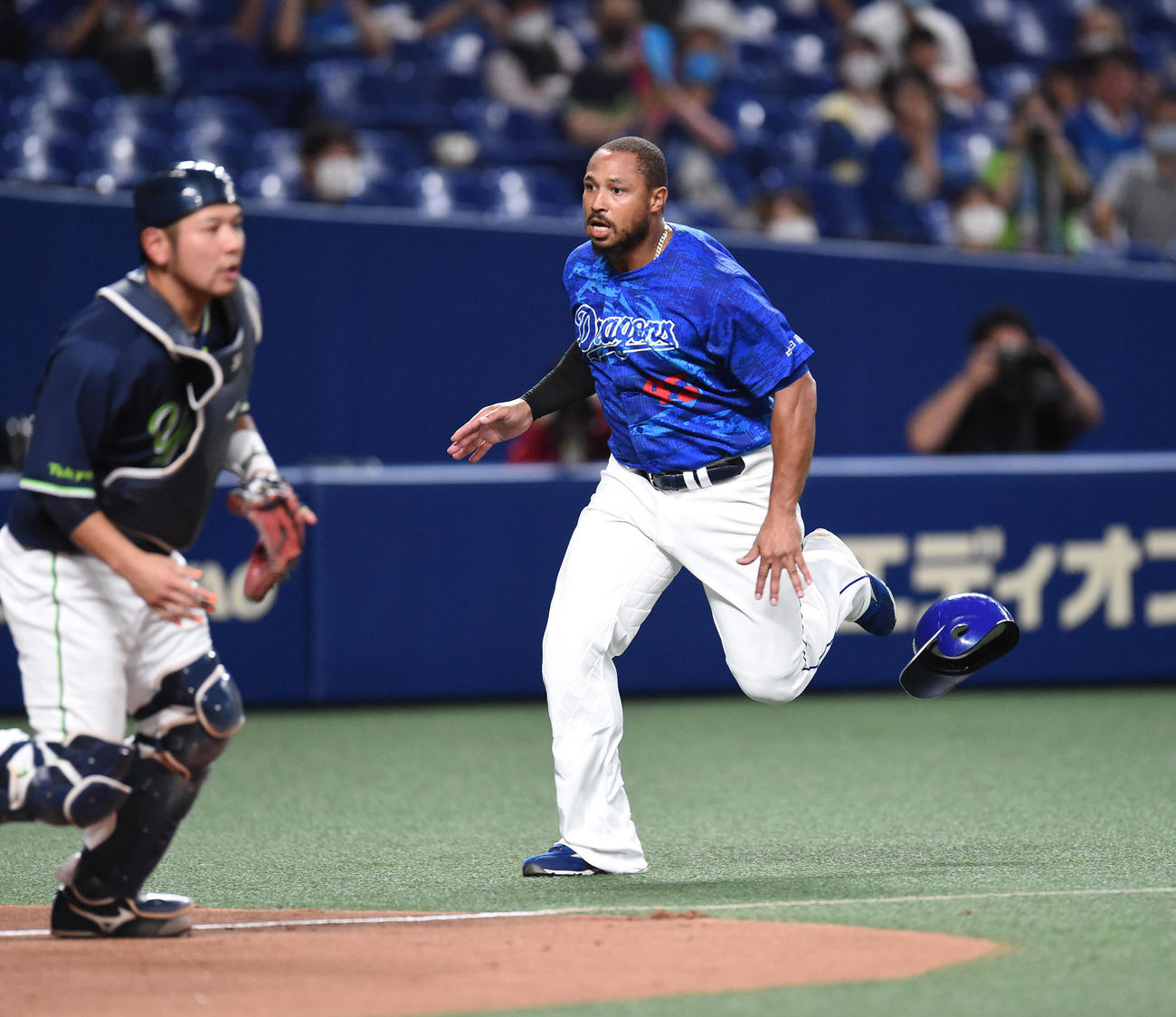 中日対ヤクルト　2回裏中日無死二塁、阿部の右前適時打でヘルメットを飛ばしながら激走し生還するシエラ（撮影・森本幸一）