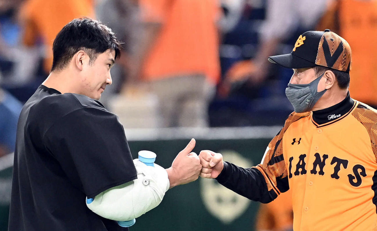 巨人対DeNA　開幕13連勝、通算100勝をマークした巨人菅野智之は、原辰徳監督とグータッチ（撮影・たえ見朱実）