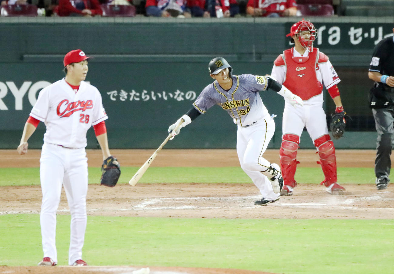 広島対阪神　8回表阪神2死満塁、代打原口は左線に同点適時打を放つ（撮影・加藤哉）