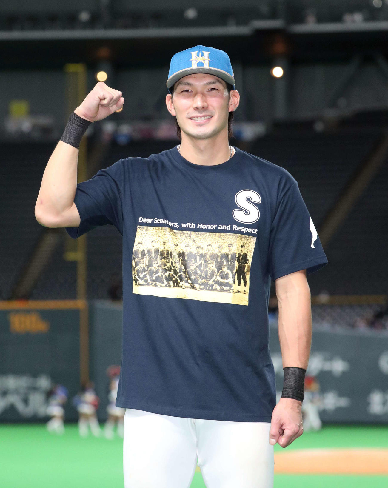 試合終了後、球団創立10000試合を記念したTシャツを着て撮影に応じる日本ハム大田（撮影・佐藤翔太）