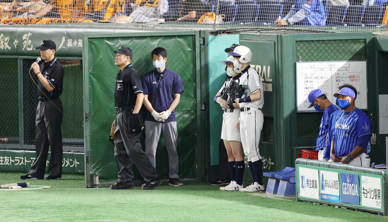 巨人対DeNA　5回表DeNA1死一塁、打者ソトの遊ゴロで一走神里を走塁死とした事を説明する審判。右はDeNAラミレス監督（撮影・垰建太）