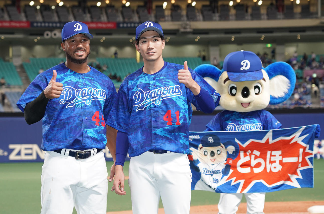 中日対ヤクルト　ヒーローインタビュー後ポーズを決めるシエラ（左）と勝野（撮影・森本幸一）