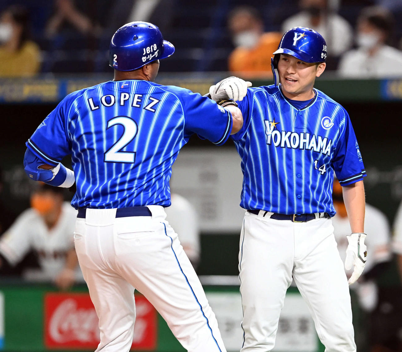 巨人対DeNA　6回表DeNA1死一塁、左越えに2点本塁打を放ったロペスを迎える佐野（撮影・たえ見朱実）