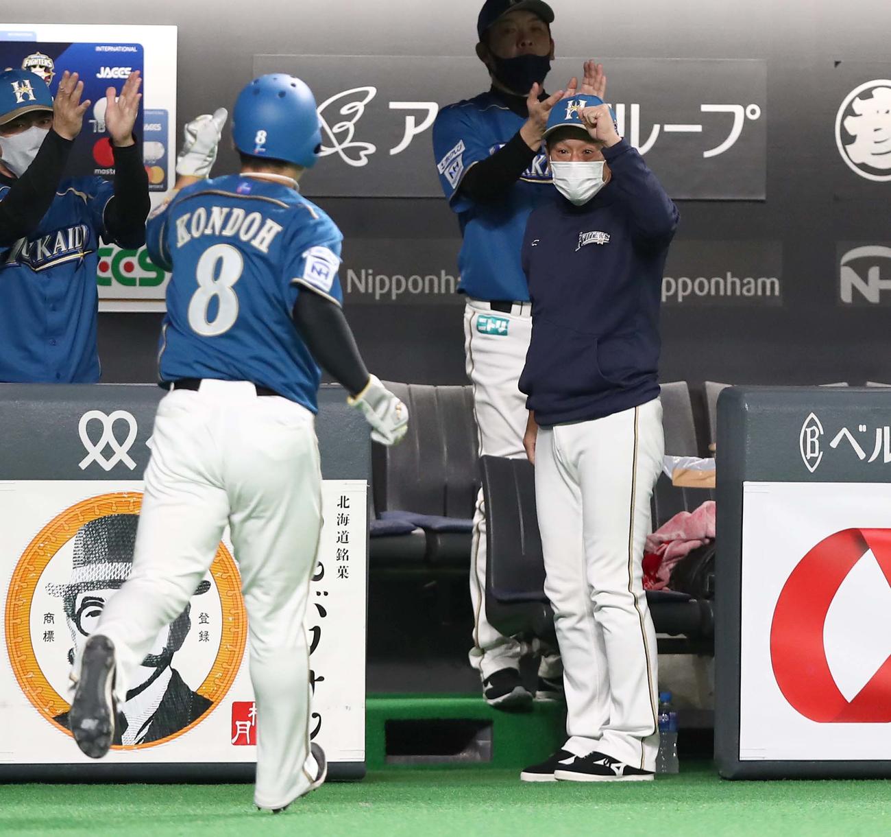 日本ハム対楽天　6回裏、生還した近藤を出迎える栗山監督（撮影・黒川智章）