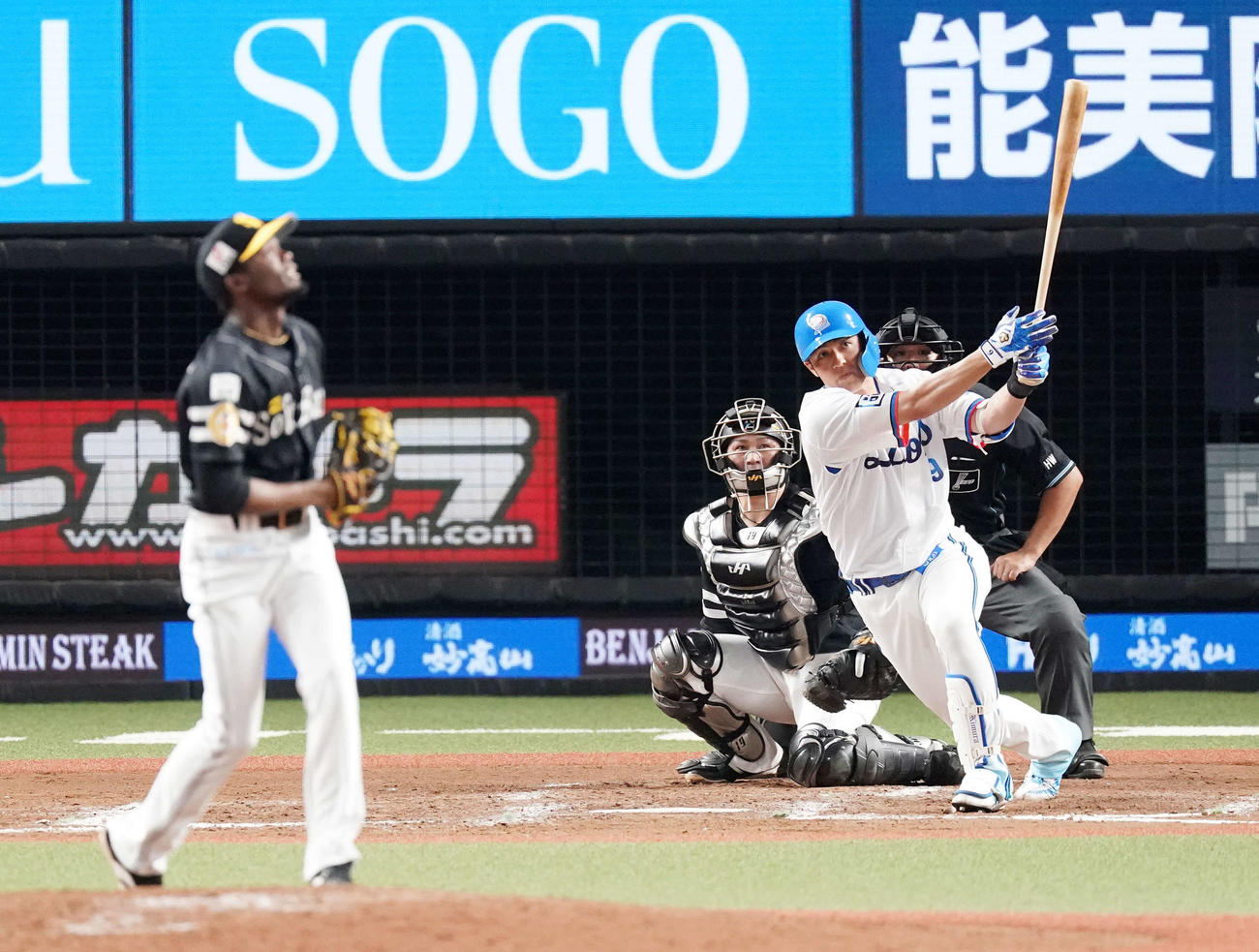 西武対ソフトバンク　8回裏西武2死三塁、勝ち越し適時二塁打を放つ木村。投手モイネロ（撮影・江口和貴）