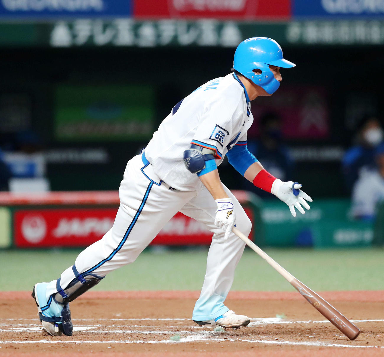 西武対ソフトバンク　7回裏西武2死一、二塁、中前同点適時打を放つ栗山（撮影・河田真司）