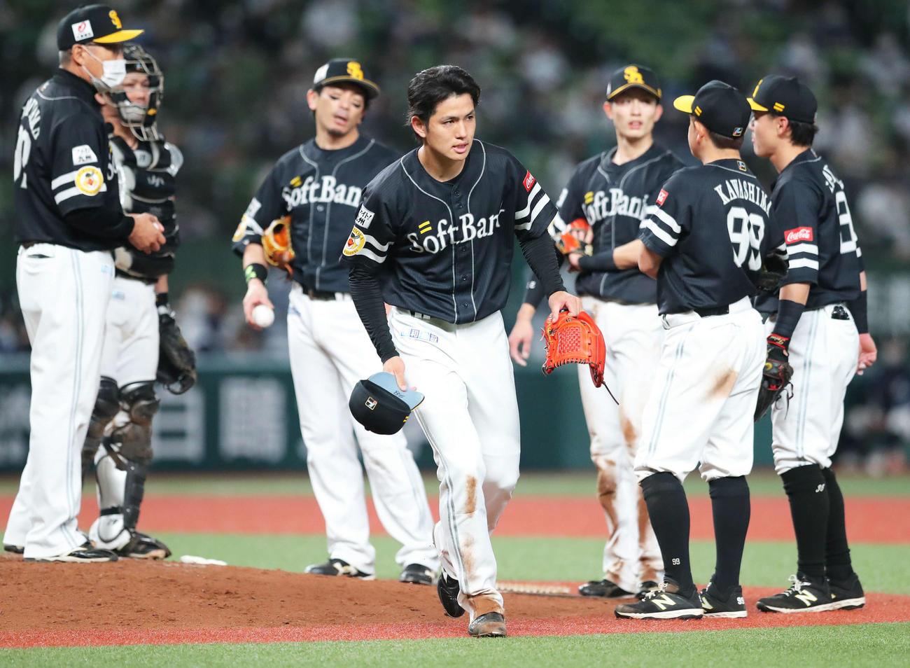 西武対ソフトバンク　7回裏西武1死、投手交代でベンチに戻る高橋礼（中央）（撮影・河田真司）