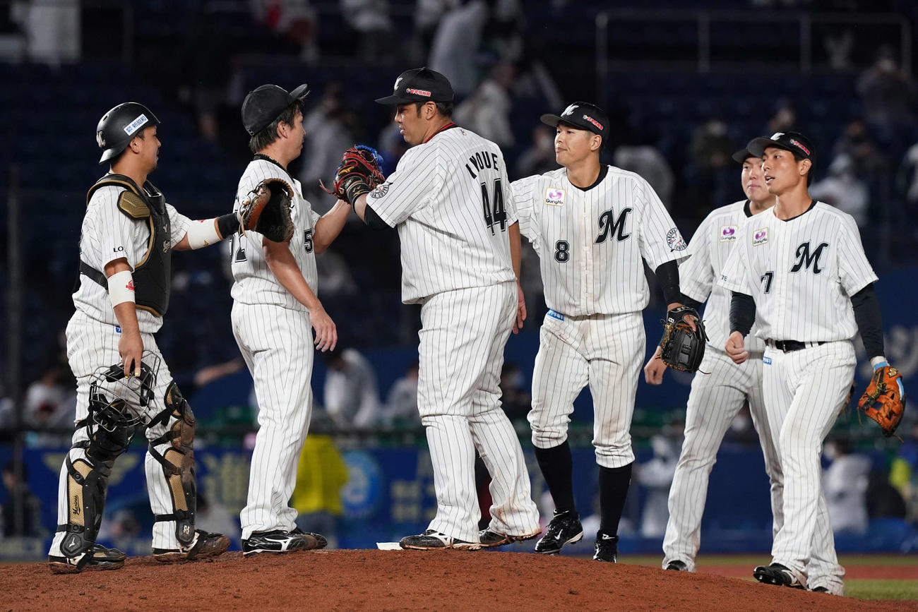 ロッテ対オリックス　オリックスに勝利し笑顔でタッチを交わす井上（中央）らロッテナイン（撮影・鈴木みどり）