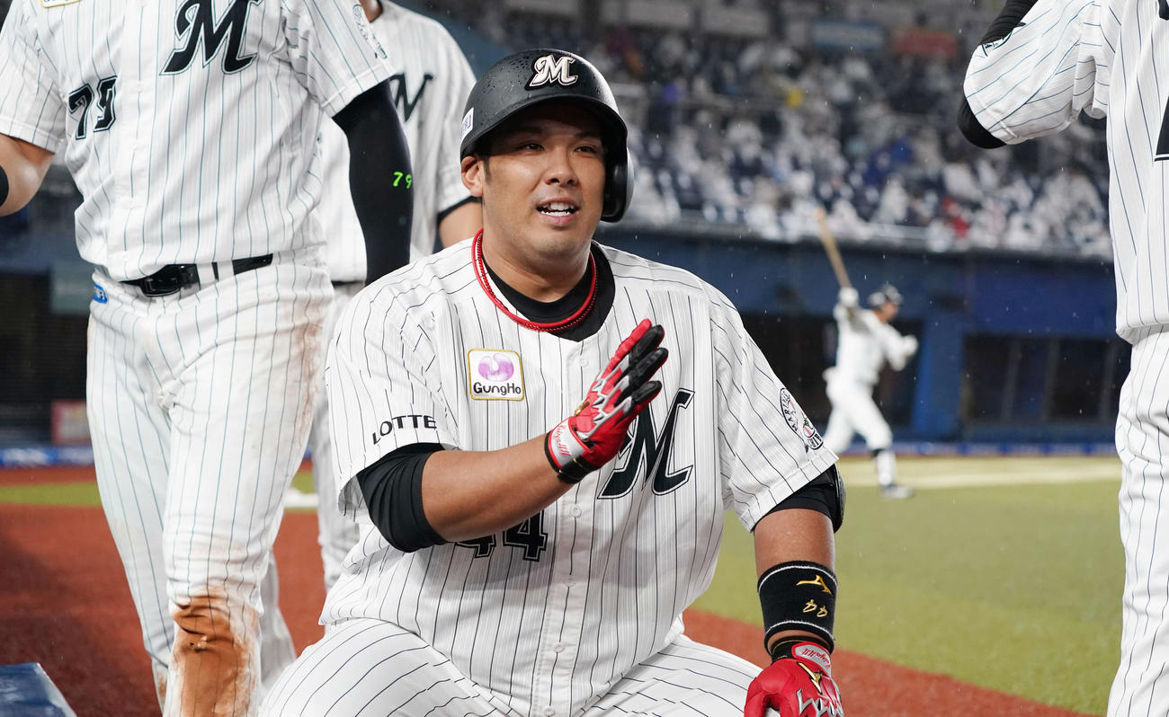 ロッテ対オリックス　1回裏ロッテ2死一、二塁、先制の右越え3点本塁打を放った井上は「ごっちゃし」ポーズ（撮影・鈴木みどり）