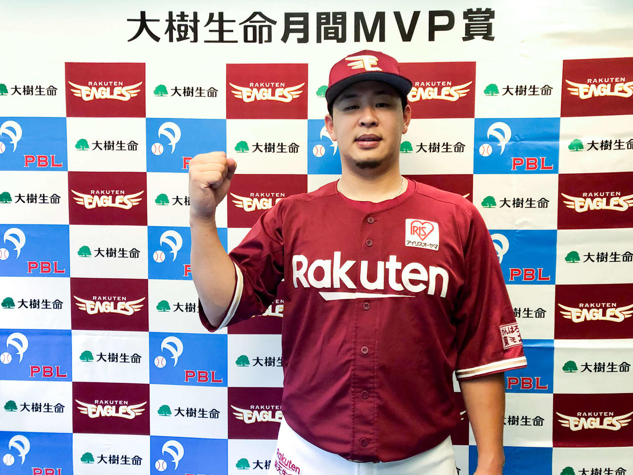 パ・リーグの9月度「大樹生命月間MVP賞」を受賞した楽天浅村はガッツポーズを見せる（球団提供）