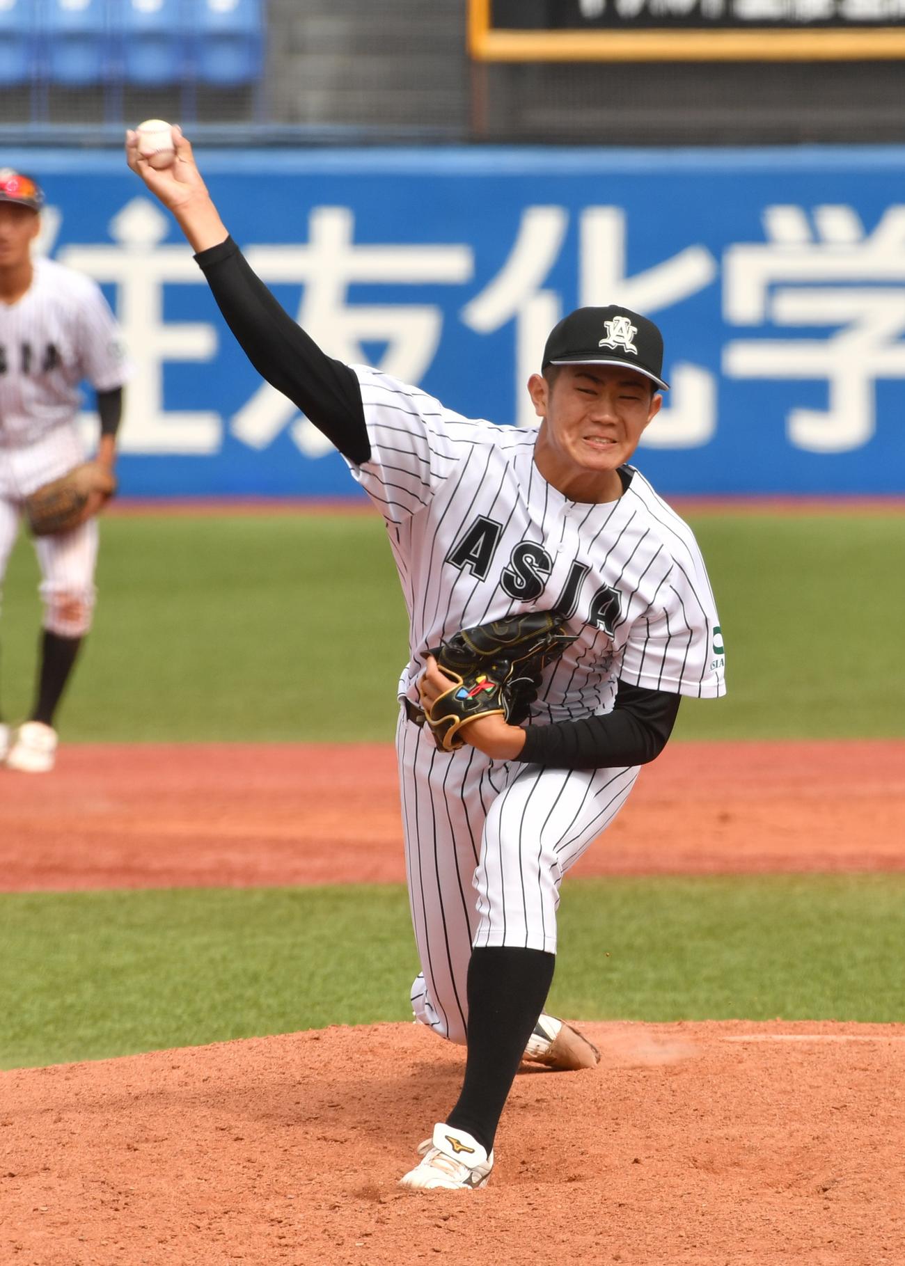 国学院大対亜大　9回表国学院大2死満塁で降板したが、勝利投手になった亜大・青山（撮影・柴田隆二）