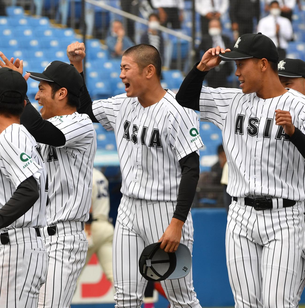 国学院大対亜大　9回表国学院大2死満塁で降板したが、勝利投手になりガッツポーズする亜大・青山（中央）（撮影・柴田隆二）