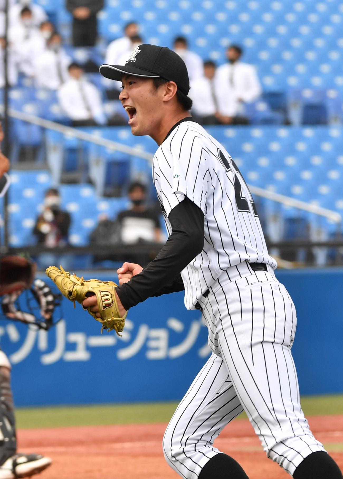 国学院大対亜大　9回表国学院大2死満塁、大野を二塁ゴロに打ち取りほえる亜大・田中大（撮影・柴田隆二）