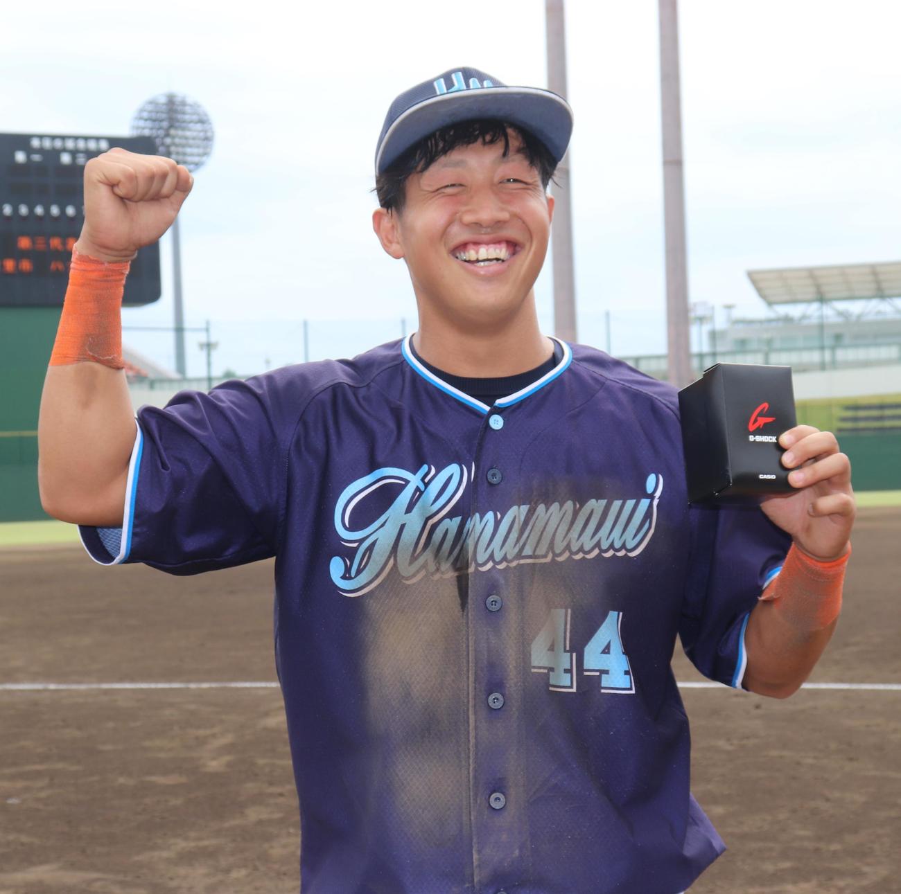 YBC柏対ハナマウイ　3安打4打点で表彰されたハナマウイ・林（撮影・古川真弥）