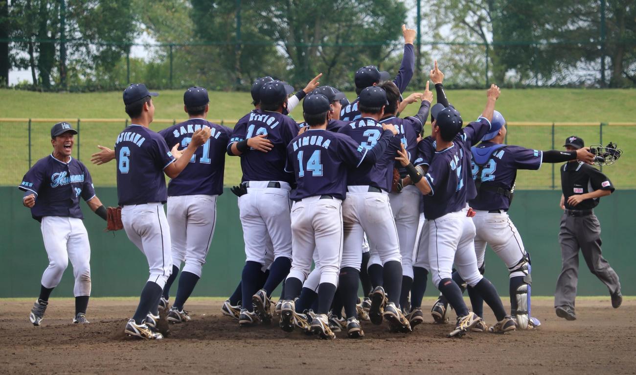 YBC柏対ハナマウイ　都市対抗本戦初出場を決め、マウンド付近に集まるハナマウイの選手たち（撮影・古川真弥）