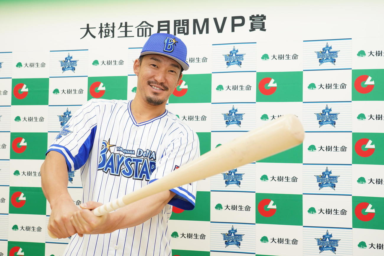 5年半ぶりに月間MVP賞を受賞し、バットを手に喜ぶDeNA梶谷（球団提供）
