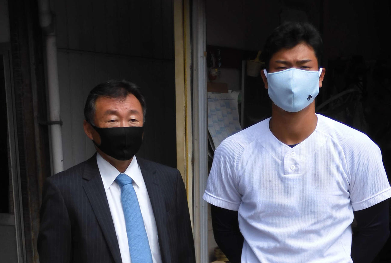近大・佐藤輝明内野手（4年＝仁川学院、右）と面談を行った中日山本アマスカウトチーフ補佐