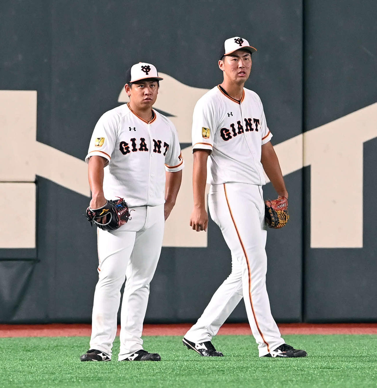 試合前練習に参加した巨人戸根（左）と松井（撮影・たえ見朱実）