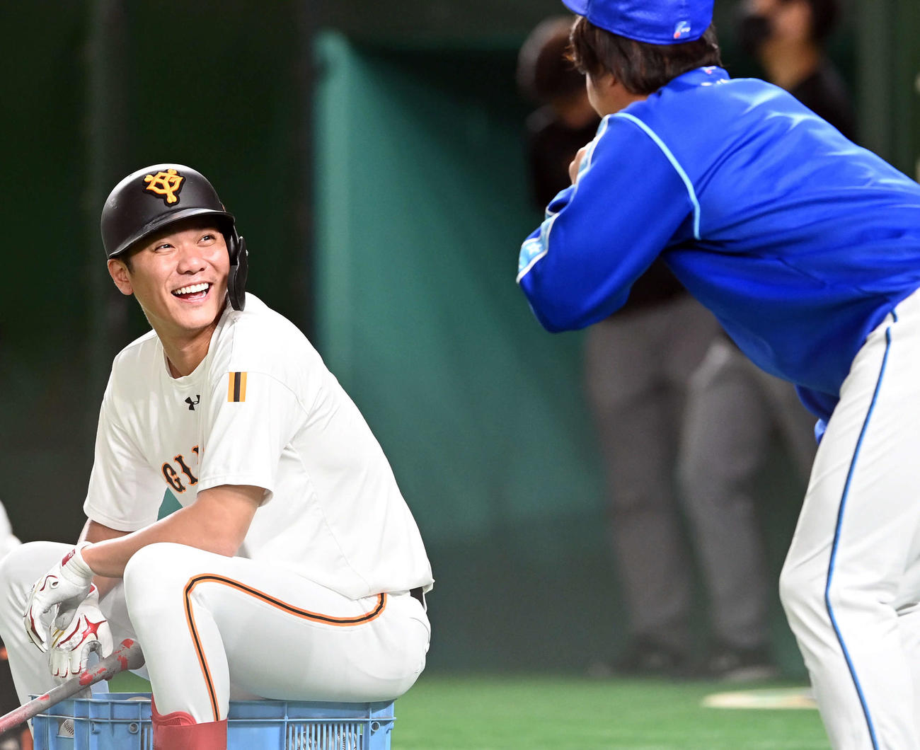 試合前練習で笑顔を見せる巨人坂本（左）とDeNA中井（撮影・たえ見朱実）