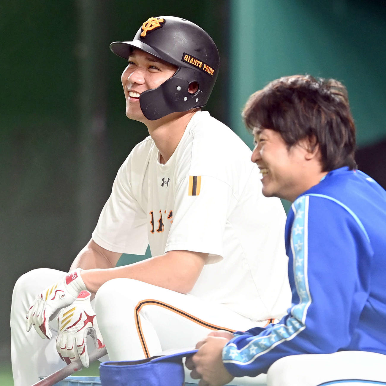 試合前練習で笑顔を見せる巨人坂本（左）とDeNA中井（撮影・たえ見朱実）