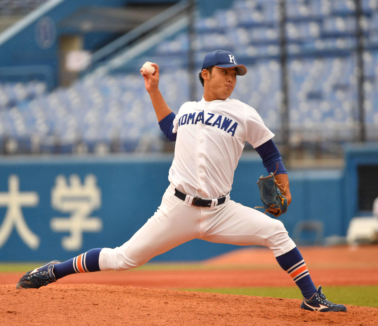 駒大対中大　8回を投げ2失点で勝利投手の駒大・竹本（撮影・柴田隆二）