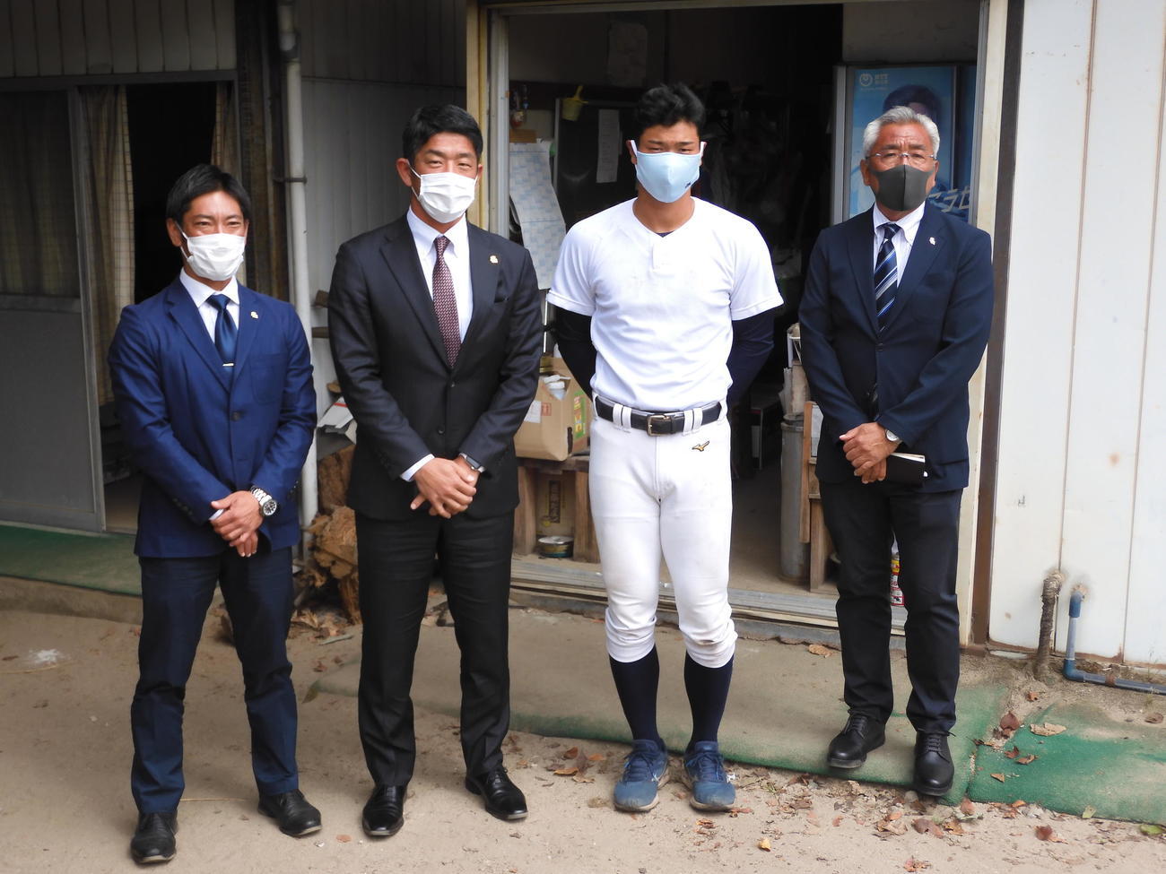 近大・佐藤輝明内野手（4年＝仁川学院、左から3番目）と面談を行ったソフトバンクの左から稲嶺スカウト、福山アマスカウトチーフ、ひとりおいて宮田アマスカウトチーフ補佐