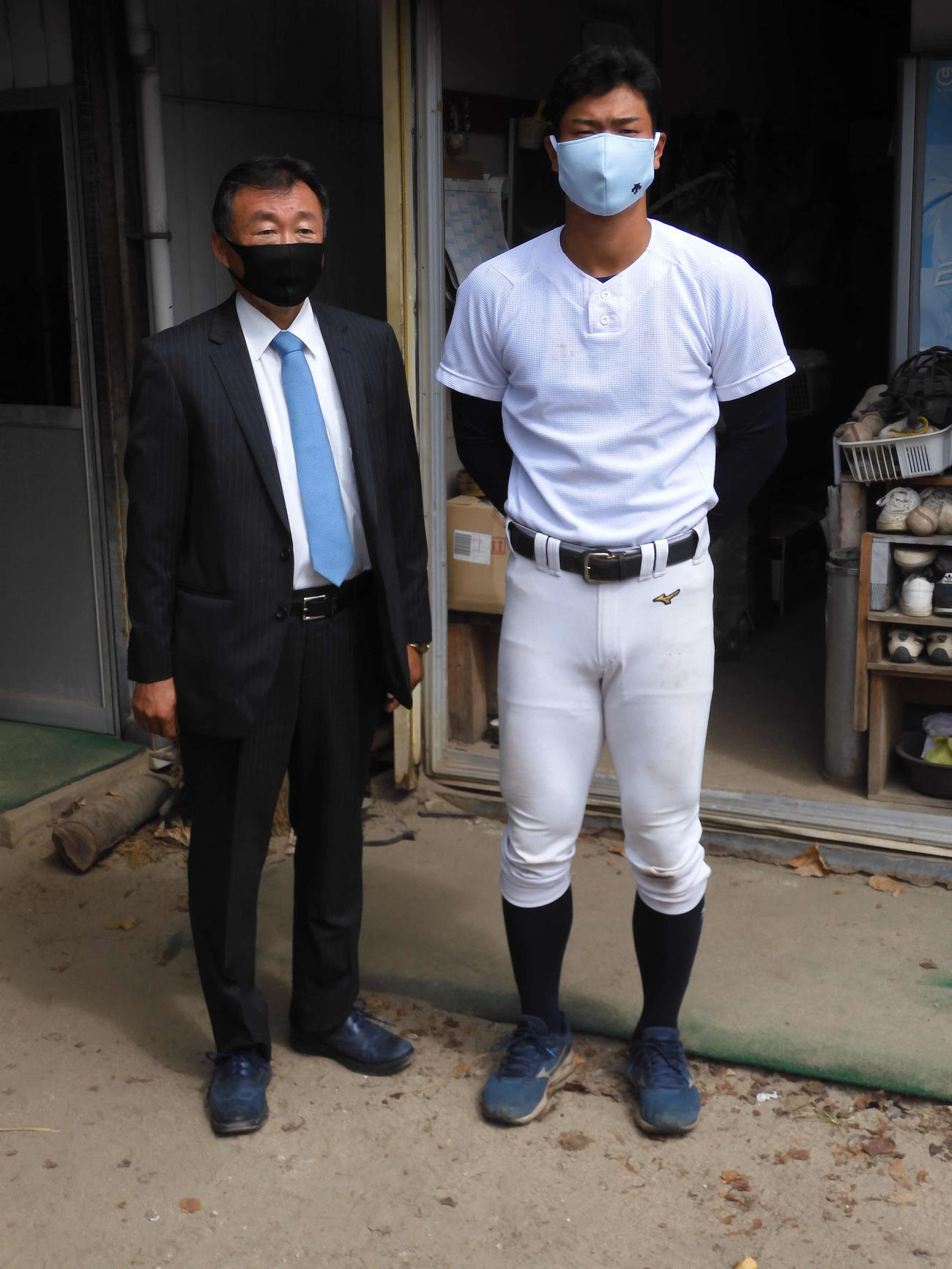 近大・佐藤輝明内野手（4年＝仁川学院、右）と面談を行った中日山本アマスカウトチーフ補佐