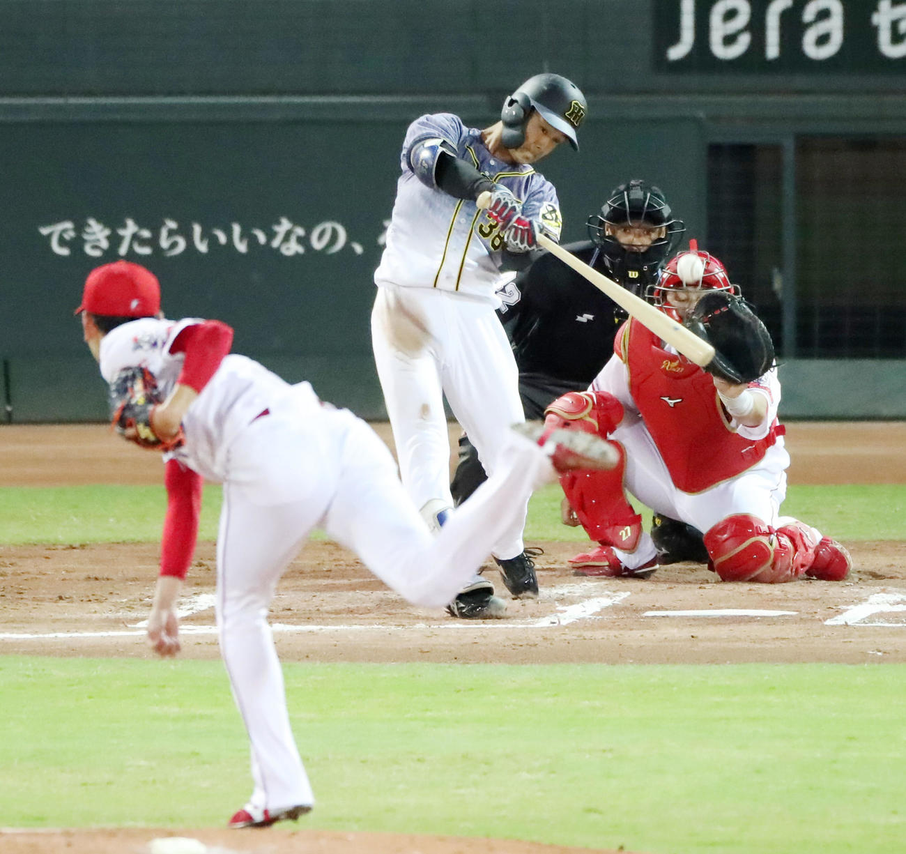 広島対阪神　2回表阪神無死二、三塁、小幡は左越え適時二塁打を放つ（撮影・加藤哉）