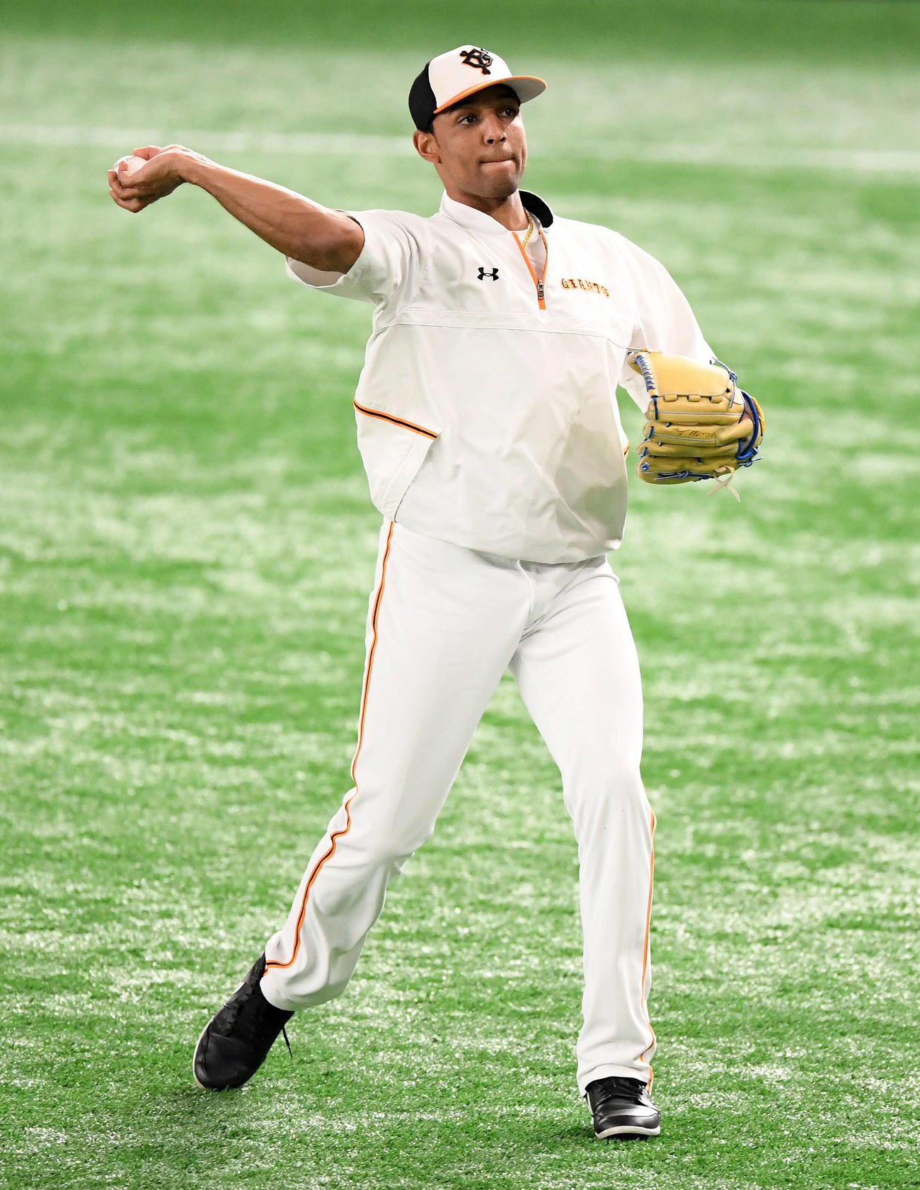 巨人対DeNA　試合前練習で送球する巨人サンチェス（撮影・滝沢徹郎）