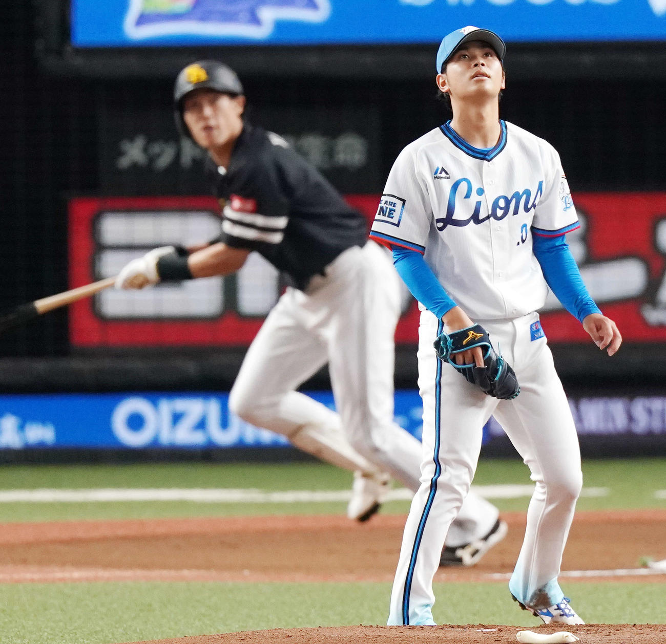西武対ソフトバンク　1回表ソフトバンク1死二塁、柳田（後方）に先制2点本塁打を浴びる浜屋（撮影・江口和貴）