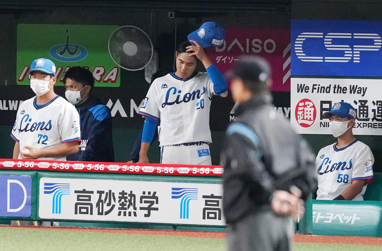 西武対ソフトバンク　4回表途中、降板しベンチで厳しい表情の西武先発浜屋（中央）（撮影・江口和貴）
