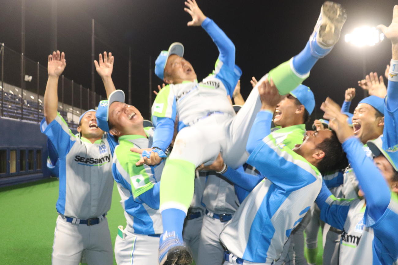 鷺宮製作所対セガサミー　選手に胴上げされ、おどけたポーズを取るセガサミー・西田監督（中）（撮影・古川真弥）