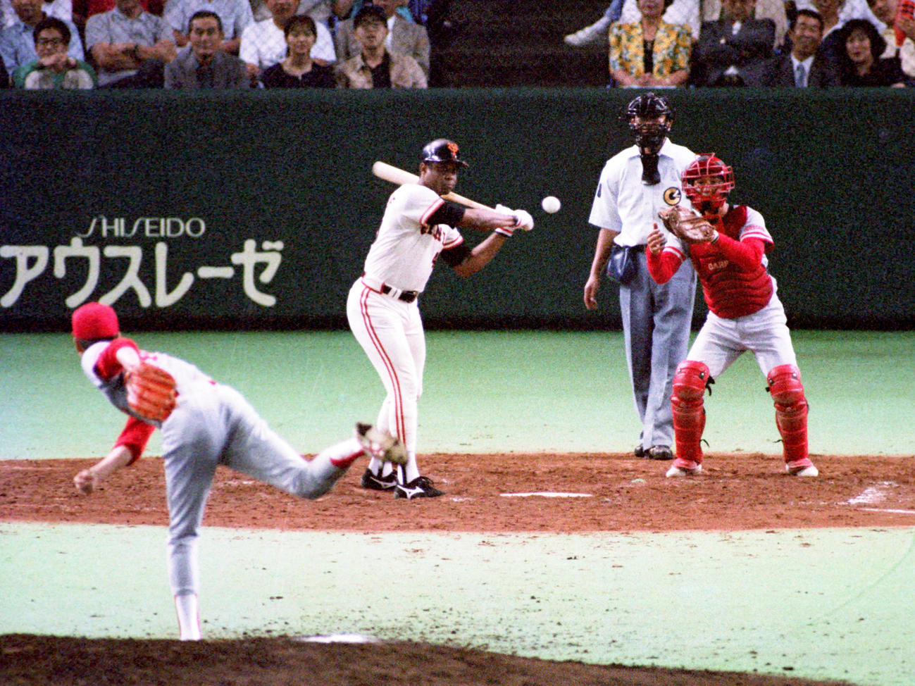 90年6月、巨人－広島戦の9回裏巨人2死二塁、金石が投げた敬遠のボールを打ちサヨナラ二塁打とするクロマティ